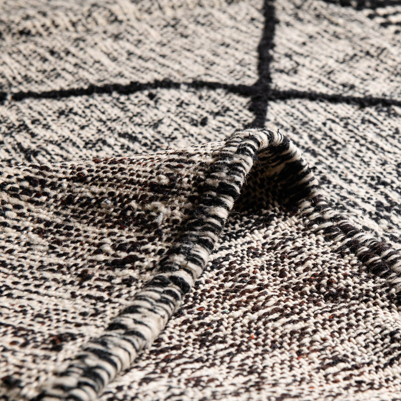 Aouatef - taznakht kilim rug